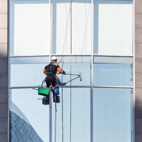 Limpieza de cristales y fachadas en altura